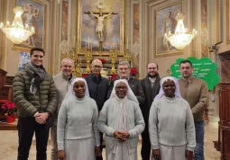 Don Roberto Bruna, il sindaco di Busca Ezio Donadio e l’assessore Bruno Olivero, il sindaco Giancarlo Armando di Tarntasca e il consigliere Manuel Cesana insieme a madre superiora suor Maria Isacco, suor Roseann e suor Marymaguta